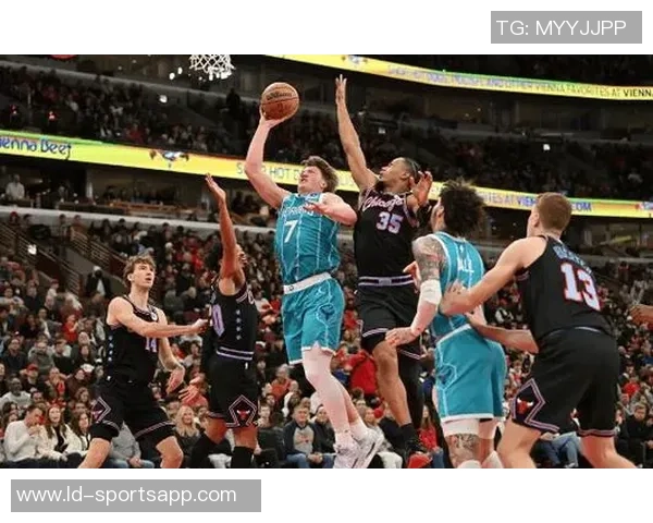 布里奇斯强势反击双手暴扣助黄蜂打出12-0攻势成功反超比赛